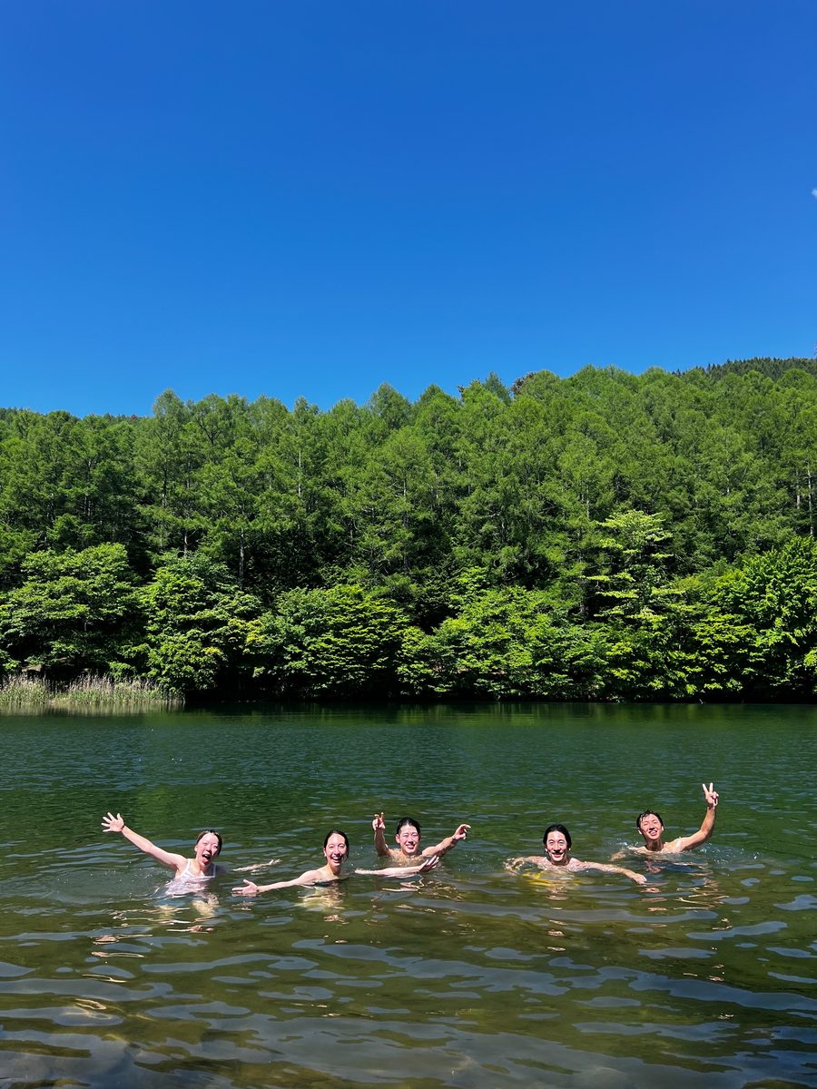 いずみ湖で遊ぶ仲間たち